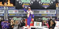 Bild zum Inhalt: Denny Hamlin siegt in Fort Worth trotz zweier Strafen
