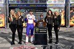 Denny Hamlin (Gibbs) mit den Monster-Girls