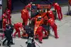 Bild zum Inhalt: Albons Bremsen in Flammen: Vettel schickt Ferrari-Mechaniker zu Hilfe