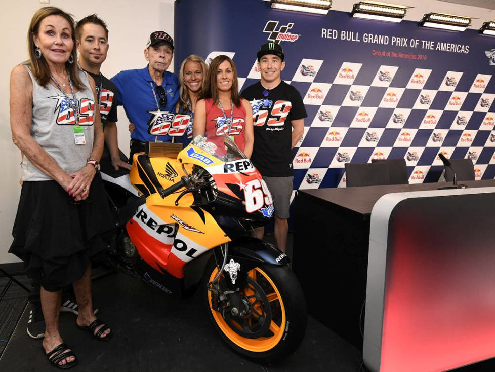 Die Hayden-Familie mit der Honda RC211V von Nicky Hayden aus der MotoGP-Saison 2006
