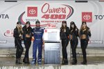 Martin Truex Jr. (Gibbs) mit den Monster-Girls