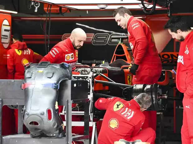 Ferrari SF90 in der Box Titel-Bild zur News: Ferrari SF90 in der Box