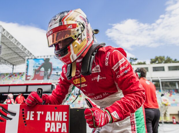 Baku 2017: Charles Leclerc in der Formel 2 mit Gruß an seinen verstorbenen Vater Herve