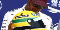 Lewis Hamilton mit dem Helm von Ayrton Senna