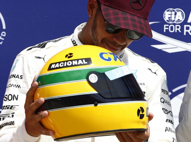 Titel-Bild zur News: Lewis Hamilton mit dem Helm von Ayrton Senna