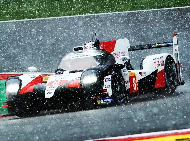 Kazuki Nakajima, Fernando Alonso, Schnee Titel-Bild zur News: Kazuki Nakajima, Fernando Alonso, Schnee