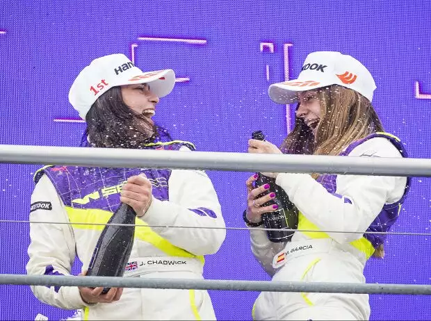 Jamie Chadwick, Marta Garcia Titel-Bild zur News: Jamie Chadwick, Marta Garcia