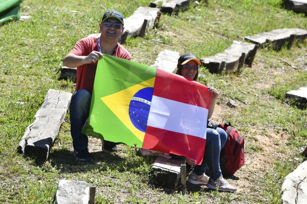  ~Fans erinnern an Ayrton Senna und Roland Ratzenberger~ 