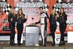 Brad Keselowski (Penske) mit den Monster-Girls