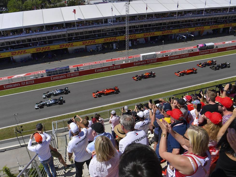 Start in Barcelona mit Valtteri Bottas, Lewis Hamilton, Sebastian Vettel, Max Verstappen, Charles Leclerc, Pierre Gasly, Romain Grosjean