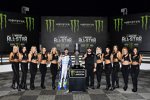 Kyle Larson (Ganassi) mit Crewchief Chad Johnston und den Monster-Girls