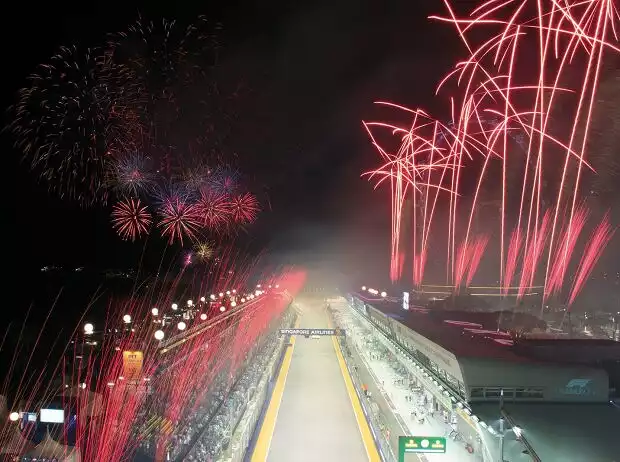 Titel-Bild zur News: Feuerwerk über der Boxengeraden des Singapur Grand Prix