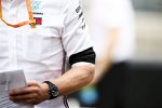 Mercedes trägt schwarze Armbänder in Memoriam Niki Lauda 