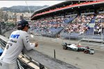 Sergio Perez (Racing Point) und Lewis Hamilton (Mercedes) 