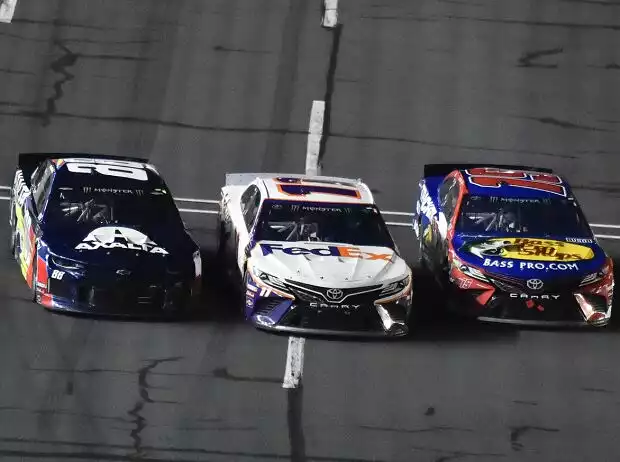 Three-Wide-Racing beim All-Star-Race 2019: Alex Bowman, Denny Hamlin, Martin Truex Jr. Titel-Bild zur News: Three-Wide-Racing beim All-Star-Race 2019: Alex Bowman, Denny Hamlin, Martin Truex Jr.
