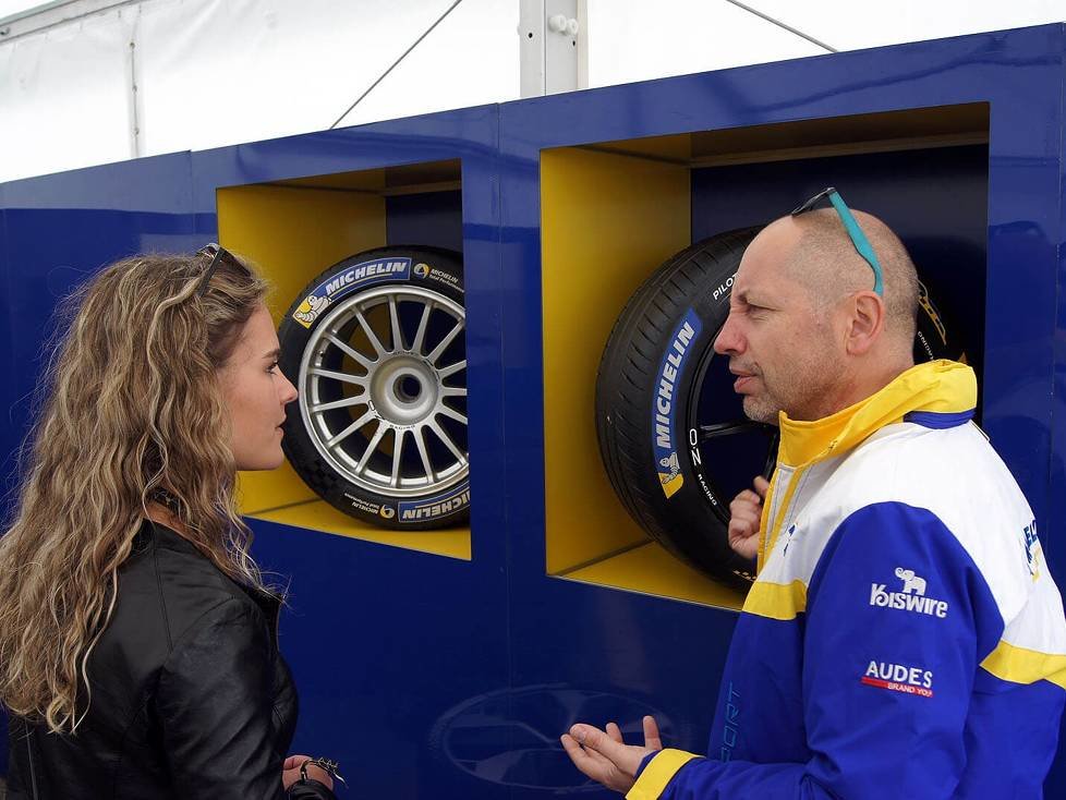 In der Kommando-Zentrale: Serge Grisin gibt Leonie Dorn alle wichtigen Infos zum MICHELIN Pilot Sport.