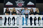 Kyle Busch (Gibbs) mit Sohn Brexton und den Monster-Girls