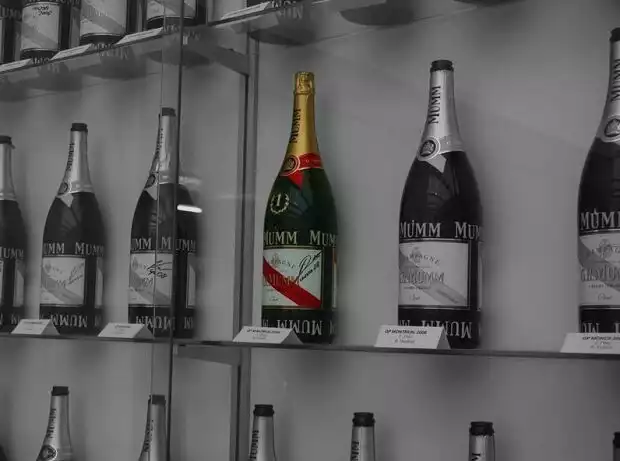 Champagner-Flaschen in der Sauber-Fabrik Titel-Bild zur News: Champagner-Flaschen in der Sauber-Fabrik