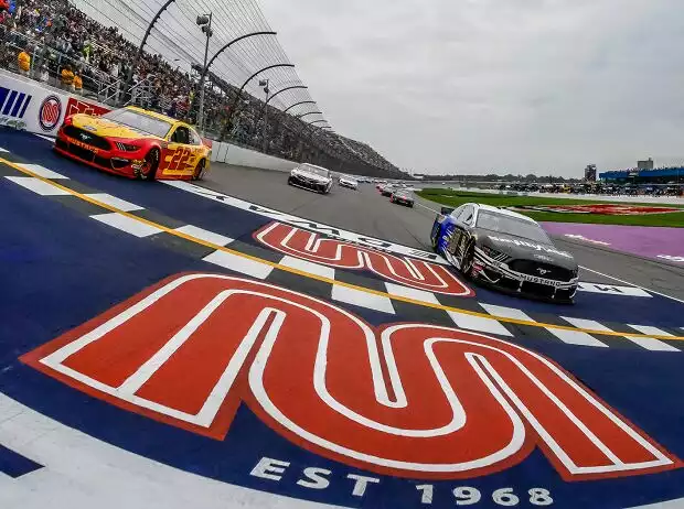 Pace-Laps: Joey Logano, Aric Almirola Titel-Bild zur News: Pace-Laps: Joey Logano, Aric Almirola