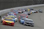 Start zum FireKeepers Casino 400 auf dem Michigan International Speedway: Joey Logano (Penske) und Aric Almirola (Stewart-Haas) 