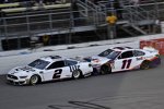 Brad Keselowski (Penske) und Denny Hamlin (Gibbs)