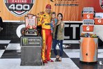 Joey Logano (Penske) mit Ehefrau Birttany und Sohn Hudson