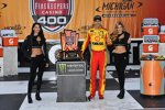 Joey Logano (Penske) mit den Monster-Girls