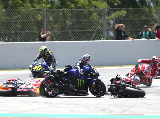 Titel-Bild zur News: Crash: Jorge Lorenzo, Andrea Doviziso, Maverick Vinales, Valentino Rossi