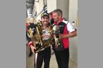 Fernando Alonso (Toyota) und Fritz Enzinger (Porsche) mit dem Le-Mans-Siegerpokal