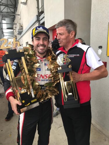  ~Fernando Alonso (Toyota) und Fritz Enzinger (Porsche) mit dem Le-Mans-Siegerpokal~          