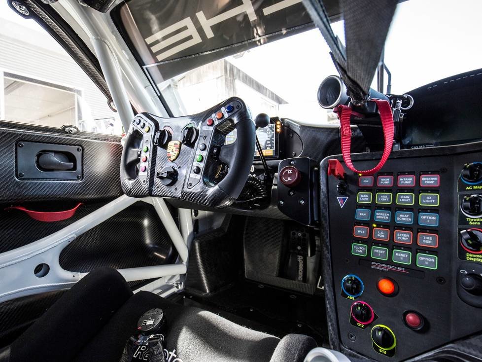 Porsche 911 GT3 R, Cockpit