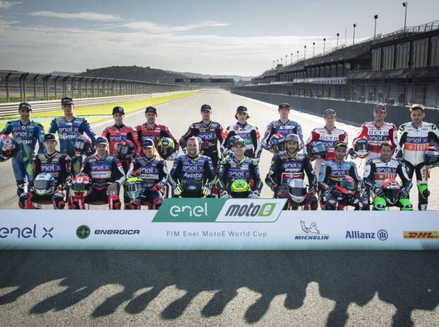 Gruppenfoto: Alle Piloten für die MotoE-Saison 2019 Gruppenfoto: Alle Piloten für die MotoE-Saison 2019