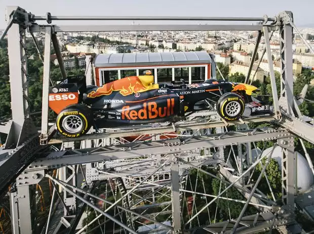 Red Bull RB15 auf dem Wiener Riesenrad Titel-Bild zur News: Red Bull RB15 auf dem Wiener Riesenrad