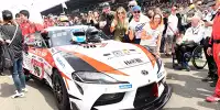 Grid Walk: Christian Henkel, Leonie Dorn, Klaus Schruff sowie Christian und Tanja Nativo (von links) mit dem Toyota GR Supra kurz vor dem Rennstart