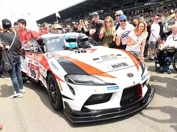 Grid Walk: Christian Henkel, Leonie Dorn, Klaus Schruff sowie Christian und Tanja Nativo (von links) mit dem Toyota GR Supra kurz vor dem Rennstart Titel-Bild zur News: Grid Walk: Christian Henkel, Leonie Dorn, Klaus Schruff sowie Christian und Tanja Nativo (von links) mit dem Toyota GR Supra kurz vor dem Rennstart