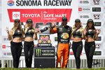 Martin Truex Jr. (Gibbs) mit den Monster-Girls