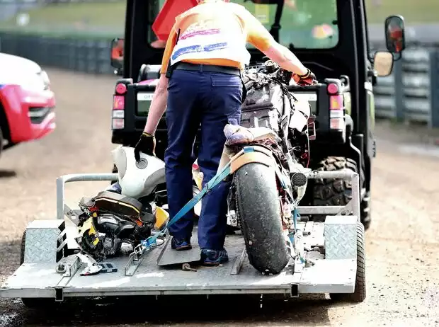 Bergung des Unfallmotorrads von Jorge Lorenzo Titel-Bild zur News: Bergung des Unfallmotorrads von Jorge Lorenzo