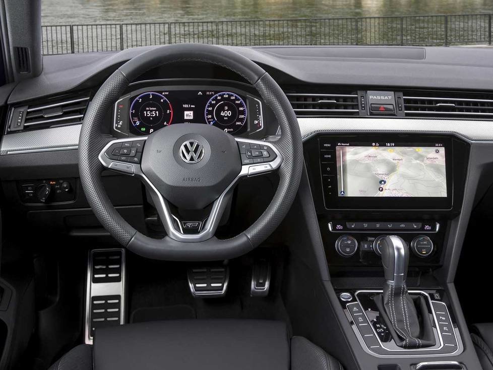Innenraum und Cockpit des VW Passat Variant (2019) R-Line
