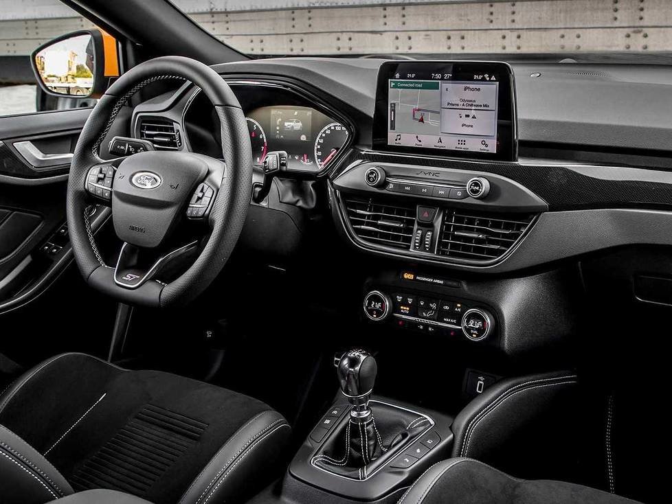 Innenraum und Cockpit des Ford Focus ST (2019)
