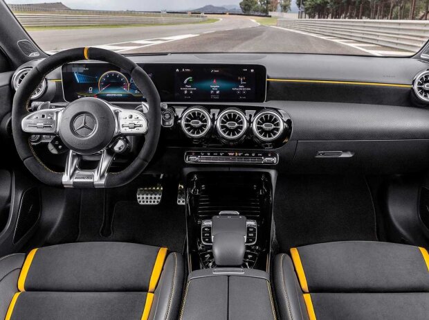 Innenraum und Cockpit des Mercedes-AMG A 45 4MATIC+ (2019)