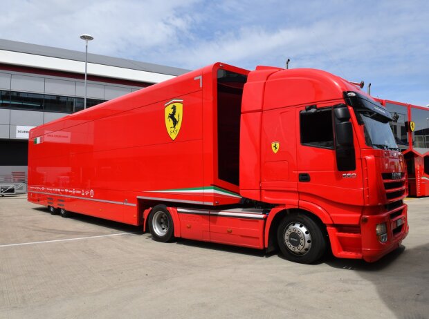 Titel-Bild zur News: Ferrari Teamtruck