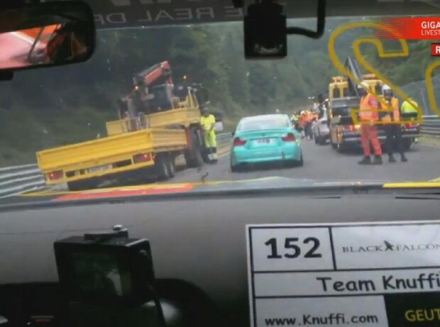 Titel-Bild zur News: VLN4, Unfall, Abschleppwagen
