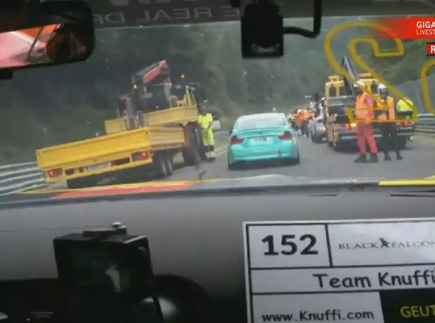 VLN4, Unfall, Abschleppwagen Titel-Bild zur News: VLN4, Unfall, Abschleppwagen