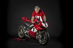 Carl Fogarty mit der Ducati Panigale V4S 916 Tribute Edition