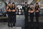 Kurt Busch (Ganassi) mit den Monster-Girls