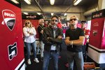 Carl Fogarty (rechts) in der Ducati-Box