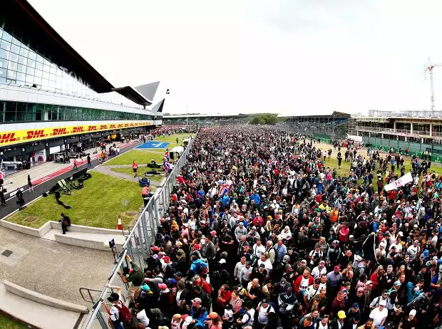 Titel-Bild zur News: Fans in Silverstone