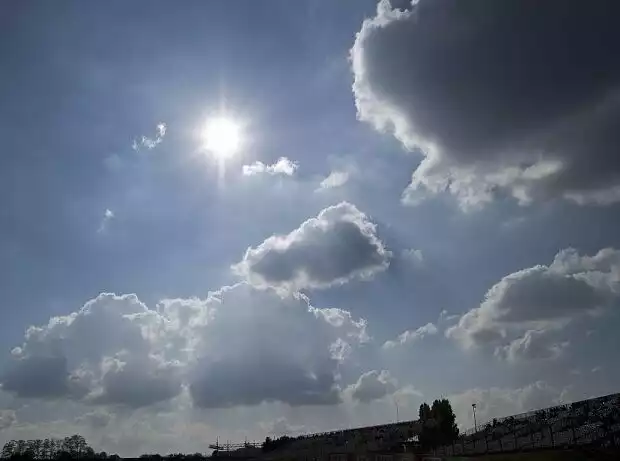 Titel-Bild zur News: Dunkle Wolken