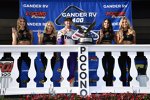 Denny Hamlin (Gibbs) mit den Monster-Girls