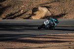 Lucy Glöckner auf der BMW S1000R von Wunderlich